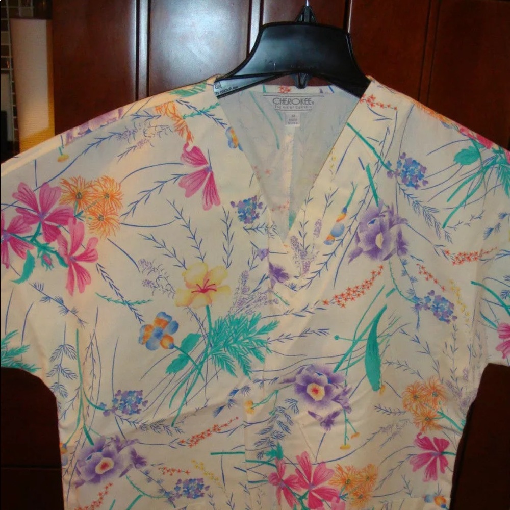 Women’s Medium V-Neck Floral Scrub